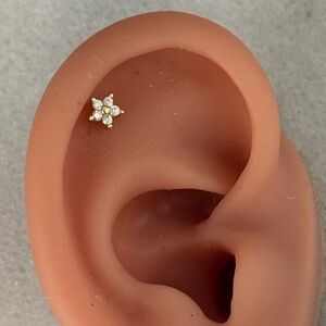 Gold Flower Crystal Cartilage Earring 

Brand New

Gold Plated Sterling Silver